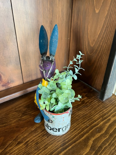 METAL RABBIT W/PLANTER